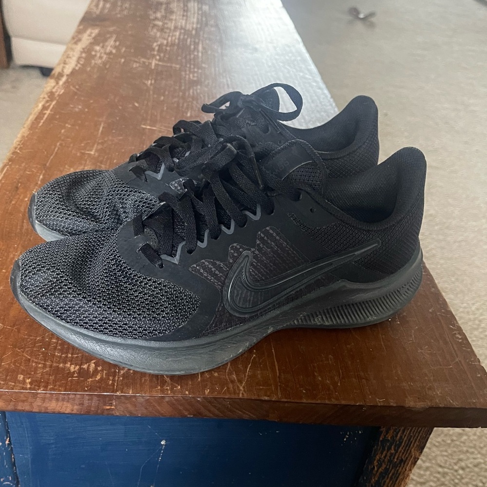 Womens black nike tennis shoes size 8.5